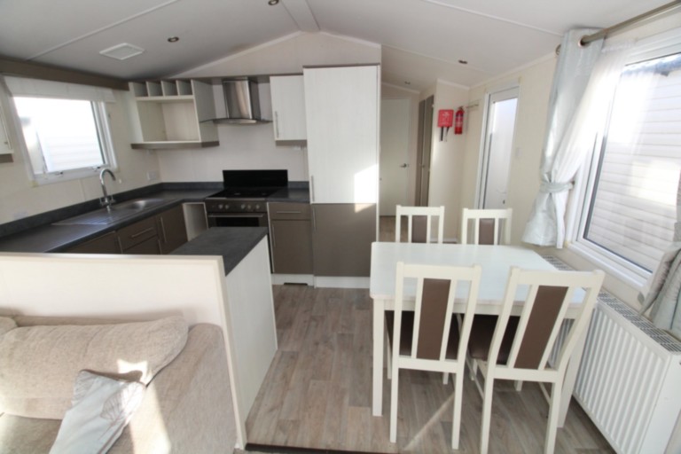 Mobil home Anglais avec une pièce de vie spacieuse et une cuisine avec beaucoup de rangement