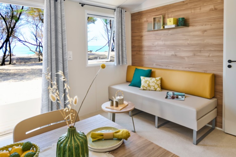 Le mobil home TOSCANE 87.2 S est un modèle avec un bel espace de vie suite à l'agencement de la cuisine et du canapé TOSCANE 87.2 S 2026 : Coin canapé