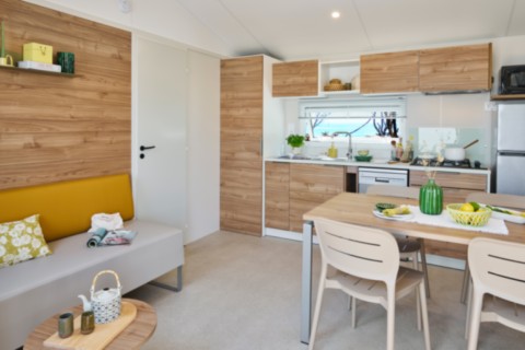 Le mobil home TOSCANE 87.2 S est un modèle avec un bel espace de vie suite à l'agencement de la cuisine et du canapé TOSCANE 87.2 S 2026 : Cuisine